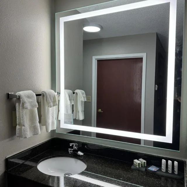 غرفة تنفيذية بسرير كينج، La Quinta Inn & Suites by Wyndham Louisville East 10/10