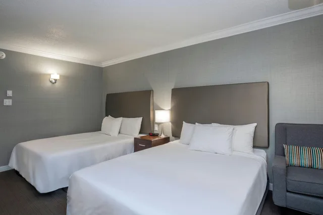 غرفة قياسية بسريرين كوين، Sandman Hotel Revelstoke 1/5