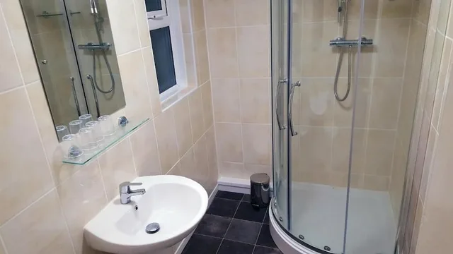 غرفة عائلية بسرير مزدوج وسرير بطابقين، Medehamstede Hotel 3/4