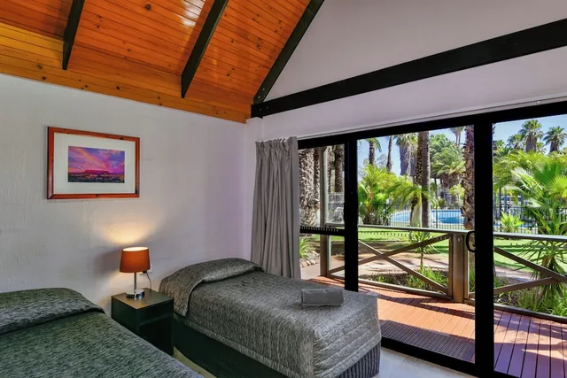 Villa, 1 Queen and 1 Single Bed, Desert Palms Alice Springs 1/2