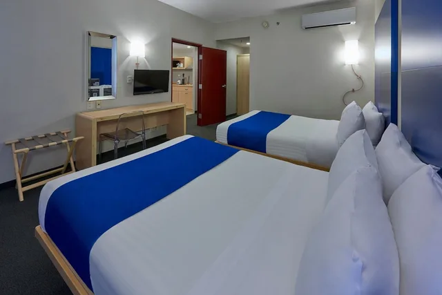 غرفة بسريرين مزدوجين بإطلالة مع أريكة، City Express Plus by Marriott Reforma El Angel 1/3