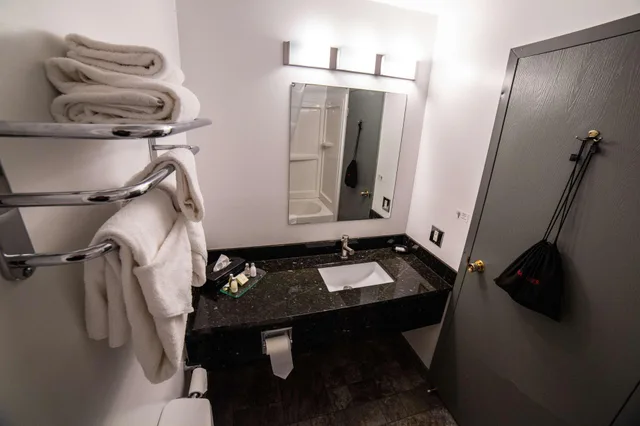 Space, Queen Bed, Sofa، Prestige Hudson Bay Lodge & Conference Centre, WorldHotels 3/3