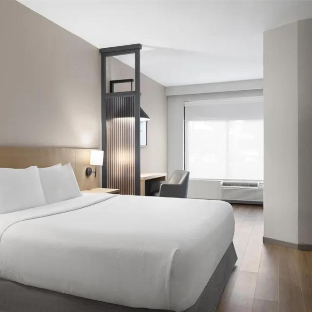 غرفة بسرير كينج مع أريكة في طابق مرتفع، Hyatt Place Topeka 1/2