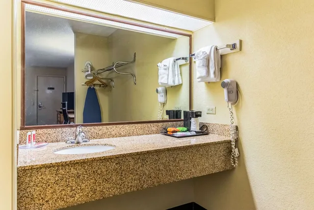 غرفة بسريرين مزدوجين، Econo Lodge Whiteville, NC 3/3