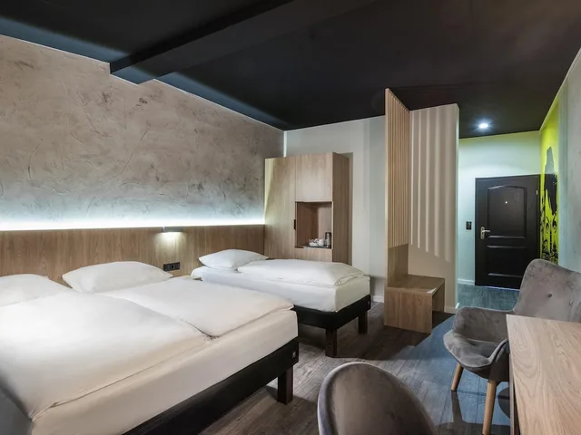 غرفة ثلاثية بسرير مزدوج وسرير فردي، Ibis Styles Dresden Neustadt 2/4