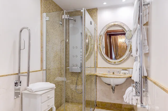 جناح بريستيج جونيور، Canal Grande Hotel 4/4