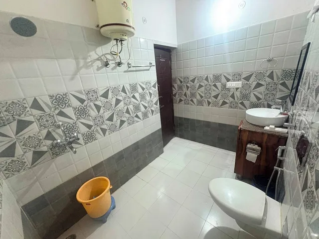 Family, 1 King and 1 Single Beds, Hill View، Damyanti Residency Hotel 3/3
