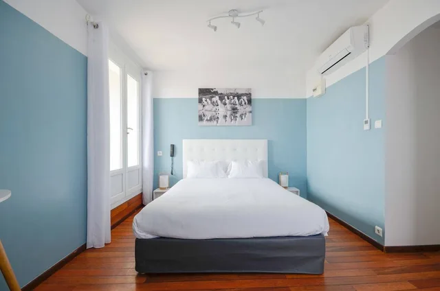 غرفة كومفورت بسرير كوين بإطلالة على البحر بشرفة، L'abrivado 1/3