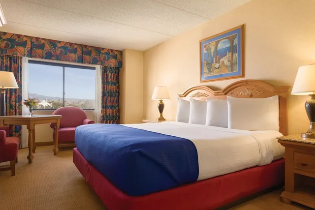 Room, King Bed, River View, Pet Friendly, Central Tower، Harrah’s Laughlin - A Caesars Rewards Destination 1/2