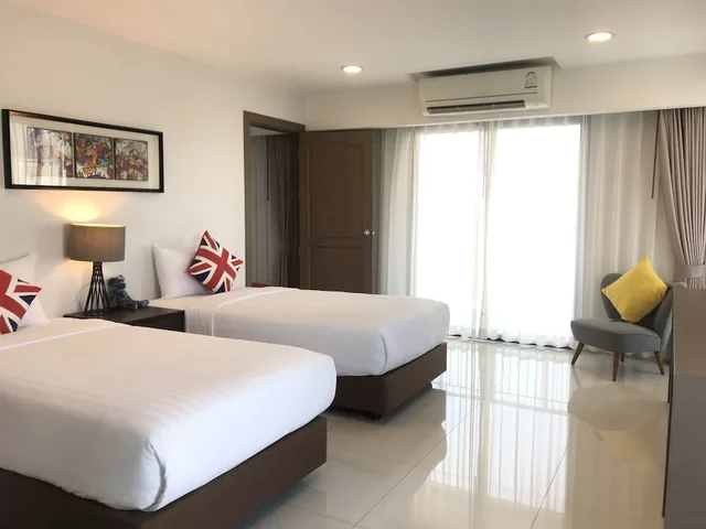 غرفة ديلوكس عائلية بسرير كينج وسريرين منفصلين بإطلالة على البحر بجاكوزي، Riche Hua Hin 3/9