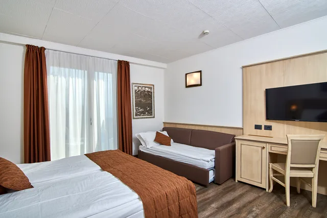 غرفة كلاسيكية بسرير مزدوج أو سريرين منفصلين بإطلالة على البحيرة بشرفة، Hotel Le Balze Aktiv & Wellness 2/3