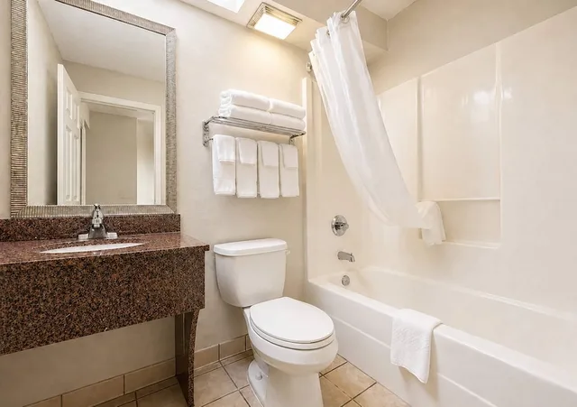 Efficiency, King Bed، Quality Inn Augusta West Near Fort Gordon 2/3