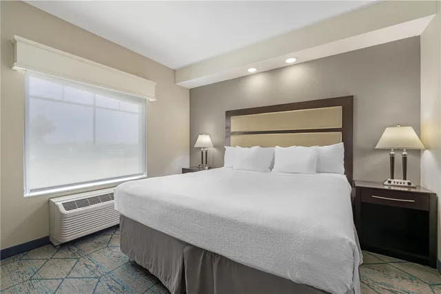 جناح بسرير كينج مع أريكة، Best Western Plus McPherson 1/4