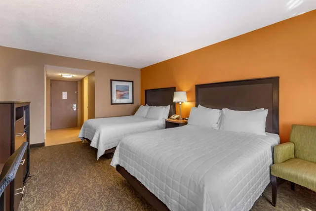 Downstairs, 2 Queen Beds، Best Western Palm Beach Lakes 2/10