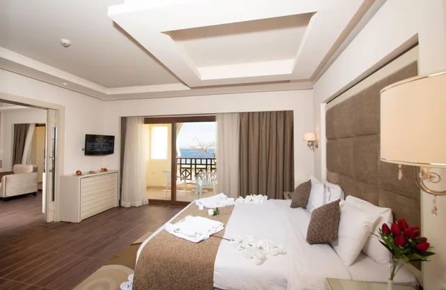 Junior Suite, Deluxe, Beach Front, Sofa، Charmillion Club Resort 4/6