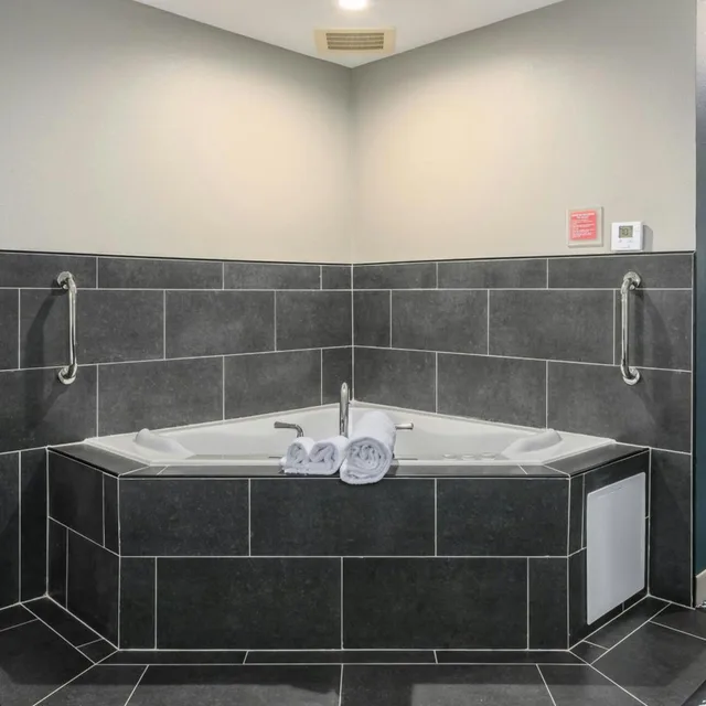 جناح استوديو بسرير كينج مع أريكة بجاكوزي، Country Inn & Suites By Radisson Manchester Airport Nh 10/10