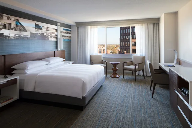 غرفة بسرير كينج لذوي الإعاقة، Kansas City Marriott Country Club Plaza 5/6