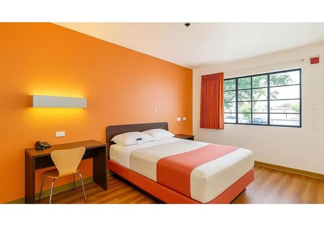 Room, Queen Bed, Motel6 Carlsbad, CA Beach 8/10