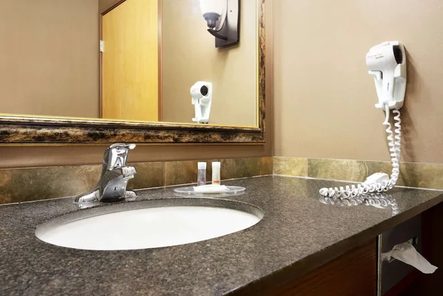جناح بسرير كينج، Days Inn & Suites By Wyndham Strathmore 1/1
