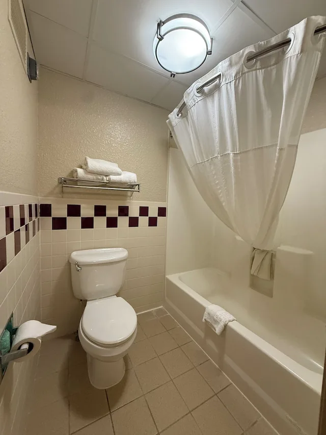 غرفة قياسية بسرير كينج، Rodeway Inn Hesston, KS 9/9