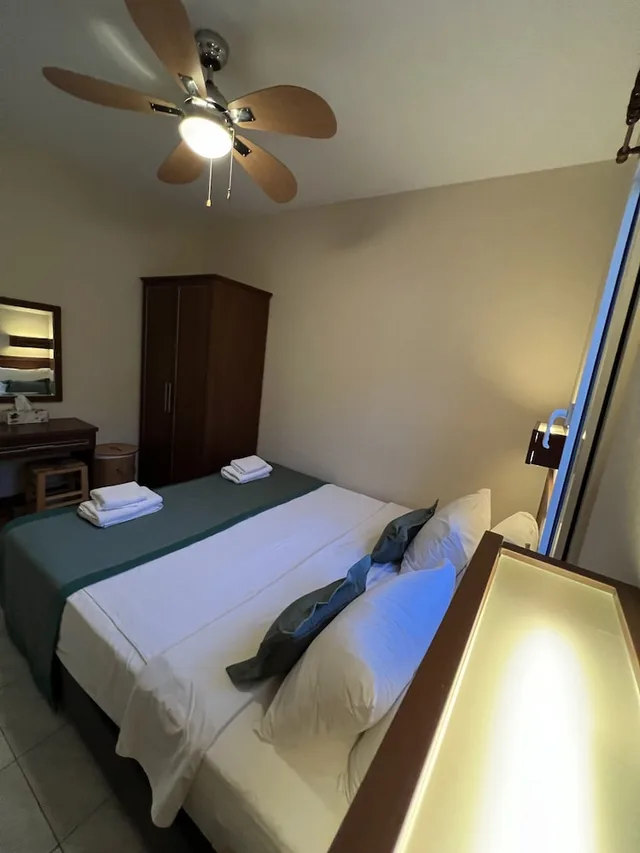 جناح أساسي بسريرين منفصلين بإطلالة على المسبح مع أريكة، The Aegean Gate Hotel 3/5