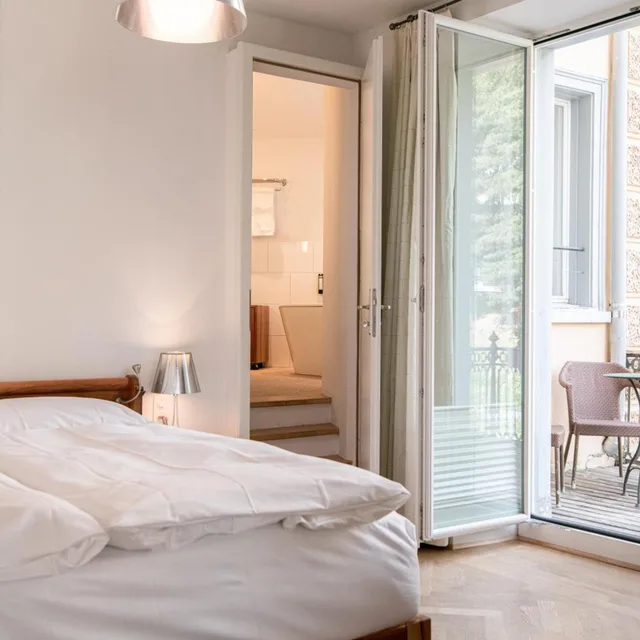 جناح جونيور، Hotel Saratz 1/10