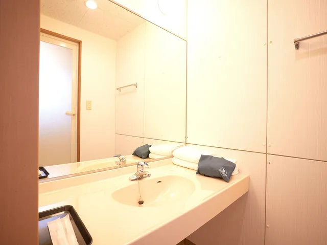 غرفة يابانية غربية بسريرين منفصلين وفرشتي فوتون بإطلالة على البحر في الملحق، Condominium Hotel Shimanchu Club 8/9