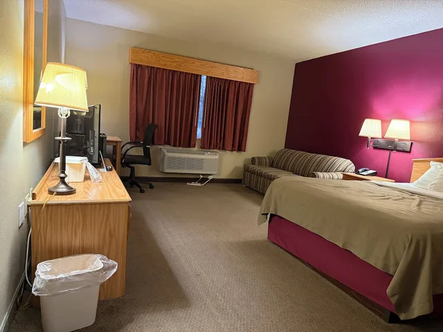 غرفة قياسية بسرير كوين مع أريكة، Rodeway Inn Hesston, KS 7/10