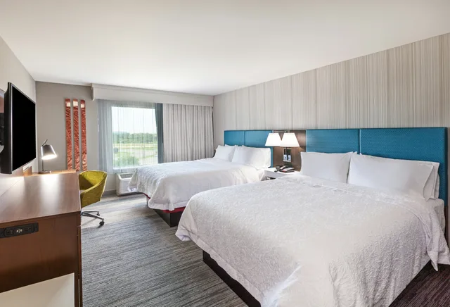 Room, 2 Queen Beds, Hampton Inn Gardner Conference Center 3/4