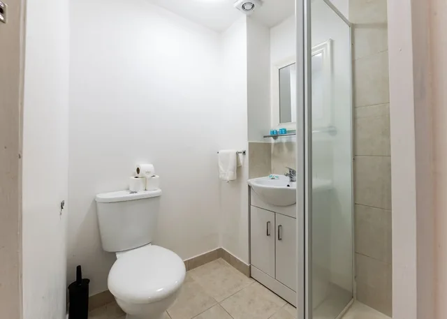 غرفة رباعية بأربعة أسرّة، Astoria Hotel 8/9