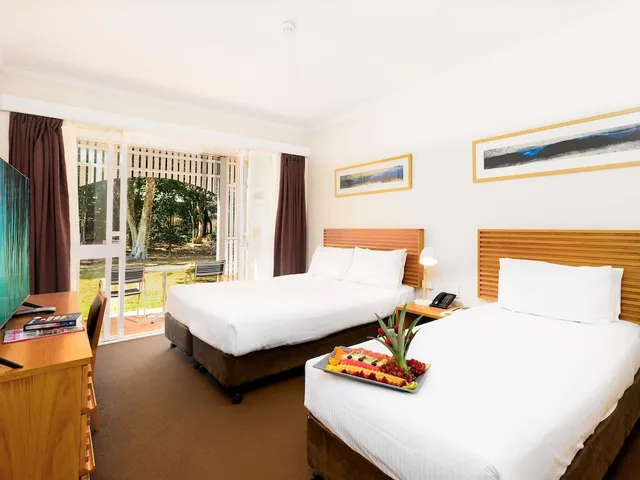 Room, 1 Queen and 1 Single Bed, Garden View, Novotel Sunshine Coast Resort 9/10