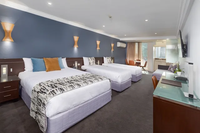 غرفة ديلوكس عائلية بسرير كوين وسريرين فرديين، HYDE PARK INN 1/2