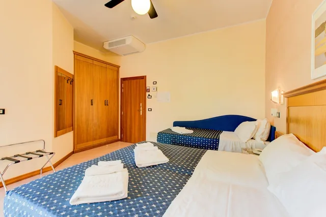 غرفة ثلاثية بسرير مزدوج وسرير فردي بشرفة، Hotel Verona 3/9