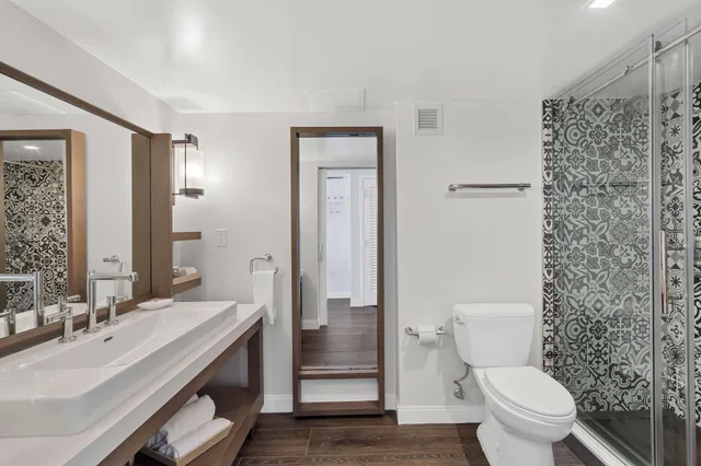 Room, King Bed, Partial Water View, Hammock Wing، Baker's Cay Resort Key Largo, Curio Collection by Hilton 4/5