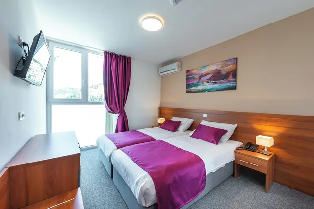 غرفة بسرير مزدوج بإطلالة على البحر في الملحق، Hotel Komodor 1/3