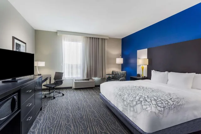 غرفة بسرير كينج بحوض استحمام لذوي الإعاقة، La Quinta Inn And Suites Odessa North Sienna Tower 3/8