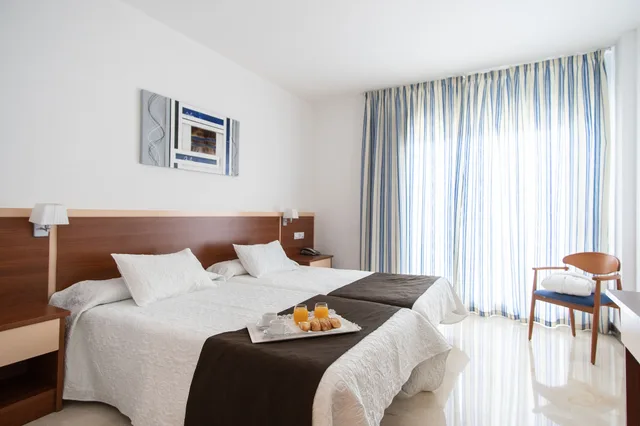 غرفة قياسية بثلاثة أسرّة بشرفة مع سرير إضافي، Sun Palace Albir and Spa 1/4