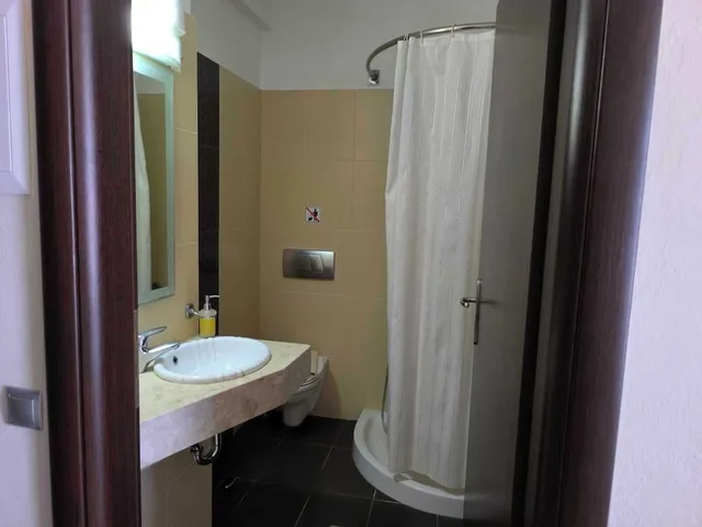 جناح بسريرين منفصلين بإطلالة على المسبح مع أريكة، GOLDEN ROSE SUITES 4/4