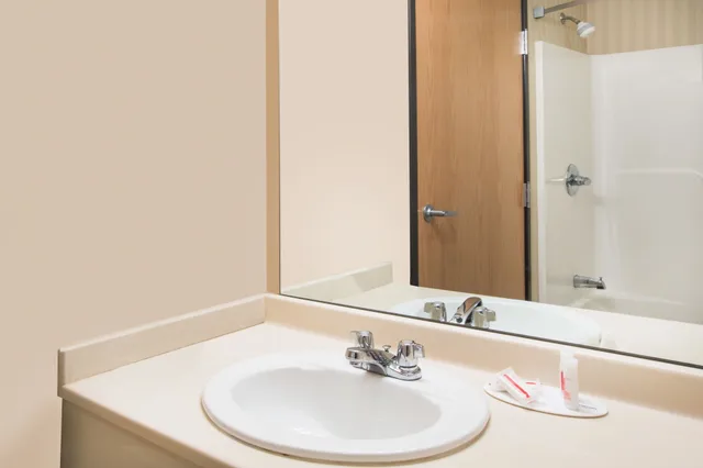 Efficiency, Standard, Queen Bed، Days Inn & Suites By Wyndham Bridgeport - Clarksburg 2/2