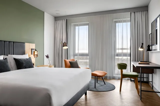 جناح ركني بسرير كينج بغرفة نوم واحدة بحوض جاكوزي، RENAISSANCE AMSTERDAM SCHIPHOL AIRPORT HOTEL 1/7
