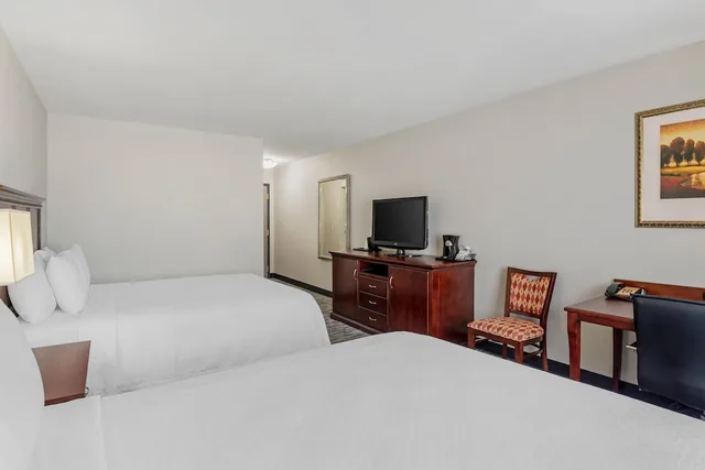 جناح ديلوكس بسريرين كوين بغرفة نوم واحدة مع أريكة، Country Inn and Suites By Radisson Ashland Hanover VA 3/5