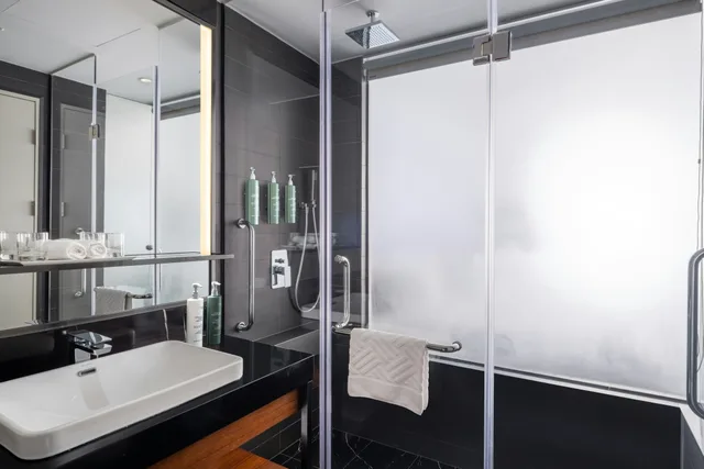 غرفة بسريرين منفصلين بشرفة، Hilton Garden Inn Da Nang 3/3