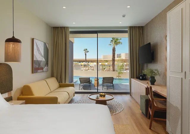 1 Bedroom, Swim Up, Suite, King Bed, Garden View، NALU Latchi, Leonardo Limited Edition 2/6