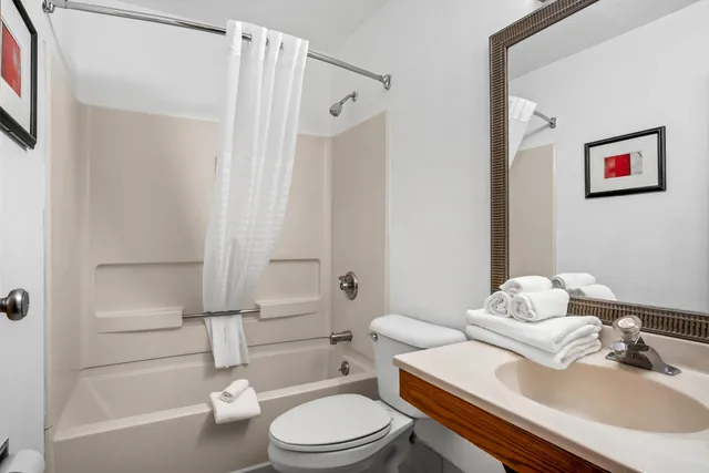 Room, Double Bed, Econo Lodge Inn & Suites Auburn, MI 6/6
