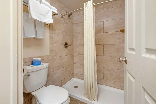 غرفة بسرير كينج يُسمح فيها بالحيوانات الأليفة، Best Western Plus Concord Inn 3/4