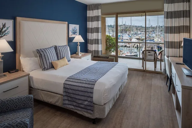 غرفة قياسية بسرير كينج بإطلالة على المرسى بشرفة، Bay Club Hotel & Marina 1/3