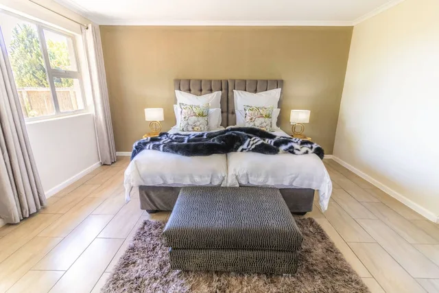 Comfort, Twin Beds, Patio, Courtyard Area، Val de Vine 2/3