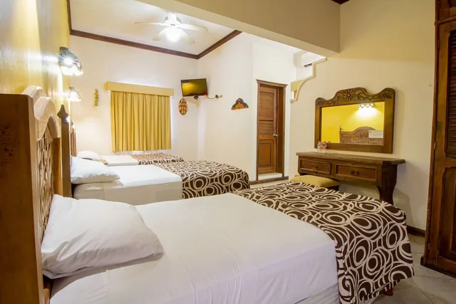 Room, Triple, 1 Single and 2 Queen Beds، Hotel Suites Flamboyanes by Kavia 2/7