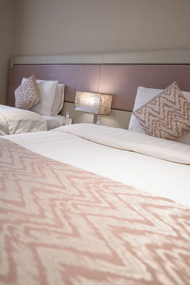 غرفة بسرير كينج وسرير كوين وسريرين منفصلين، Vivienda Hotel Villas Turki Al Awal 2/2