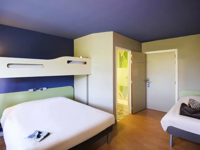 غرفة عائلية رباعية بسرير مزدوج وسريرين منفصلين، Ibis Budget Saint Martin De Crau Porte De Camargue 1/4